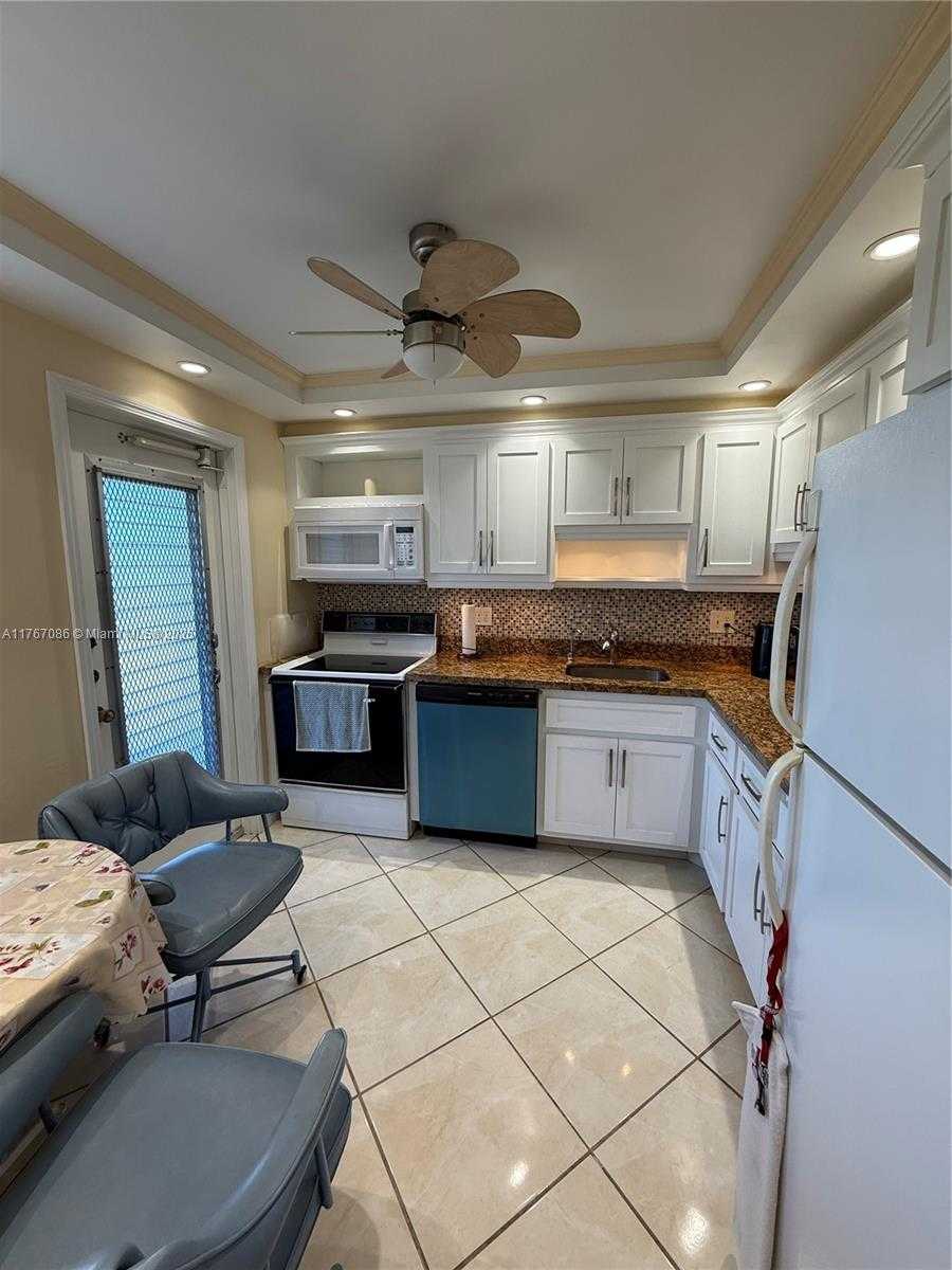Small Image of 4800 HILLCREST LN #511, Hollywood Number 5
