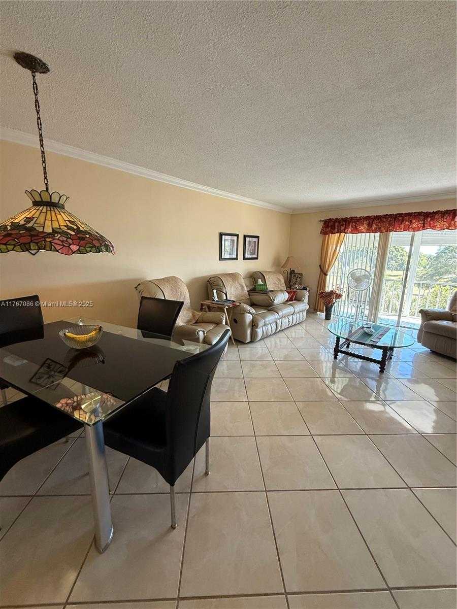 Small Image of 4800 HILLCREST LN #511, Hollywood Number 9