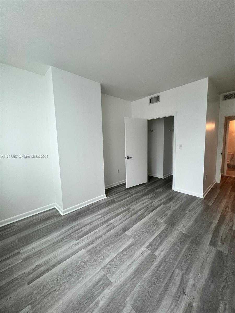 Small Image of 244 BISCAYNE BLVD #2609, Miami Number 12