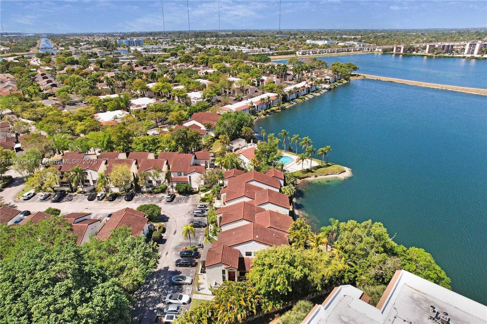 Small Image of 341 IVES DAIRY RD #341-06, Miami Number 2