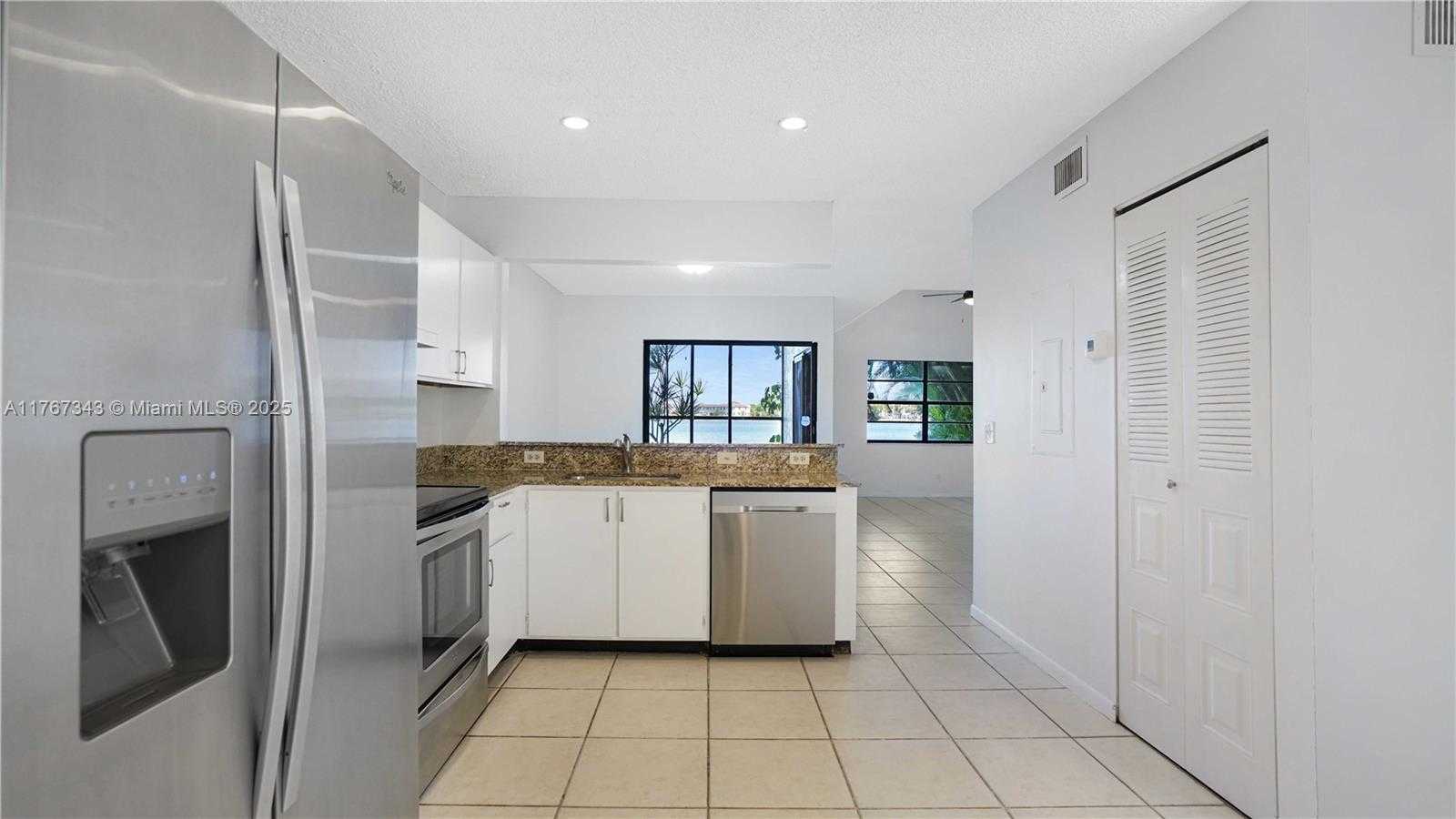 Small Image of 341 IVES DAIRY RD #341-06, Miami Number 6