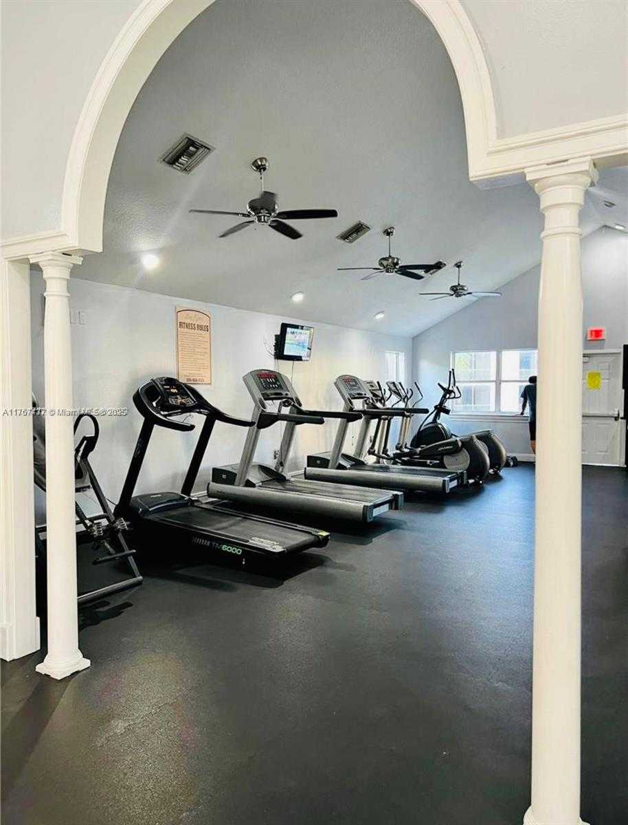 Small Image of 8290 LAKE DR #310, Doral Number 10