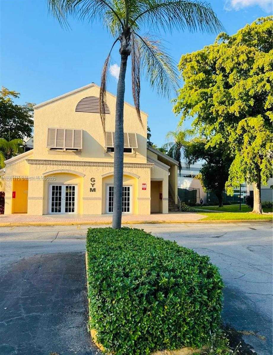 Small Image of 8290 LAKE DR #310, Doral Number 12