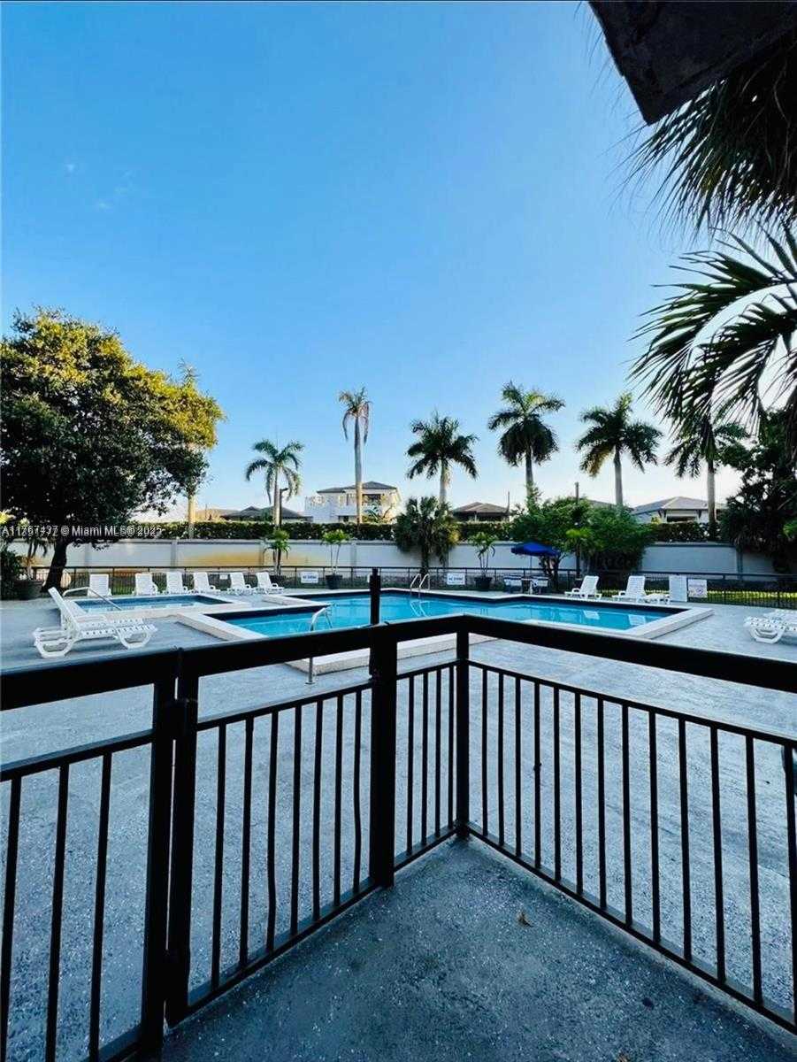 Small Image of 8290 LAKE DR #310, Doral Number 13