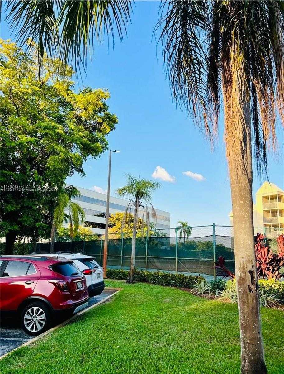 Small Image of 8290 LAKE DR #310, Doral Number 14