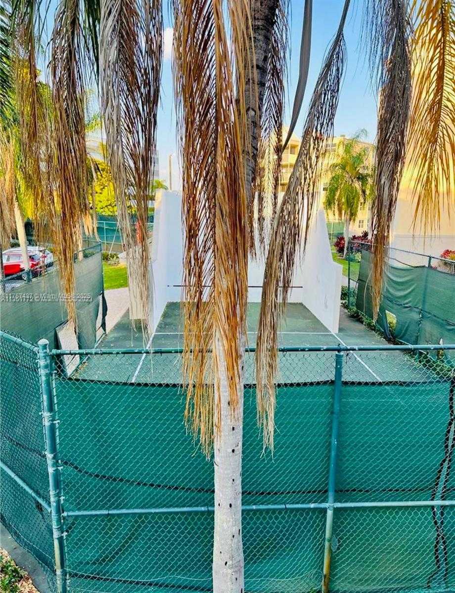 Small Image of 8290 LAKE DR #310, Doral Number 15