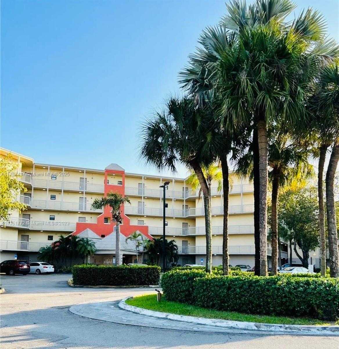 Small Image of 8290 LAKE DR #310, Doral Number 17