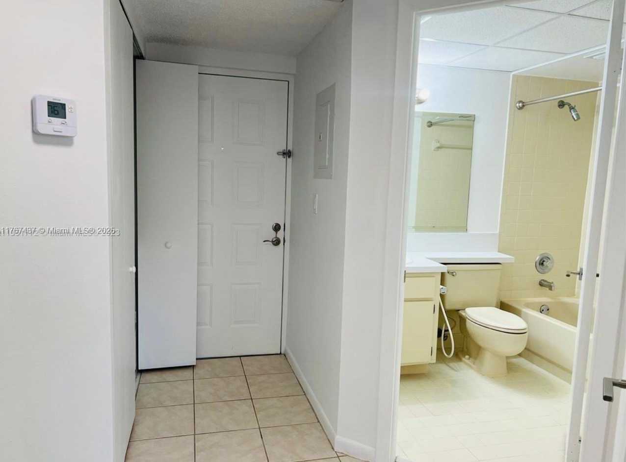 Small Image of 8290 LAKE DR #310, Doral Number 2