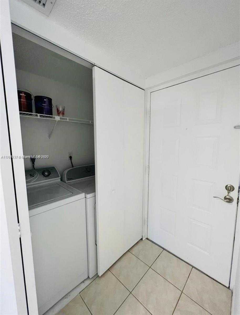 Small Image of 8290 LAKE DR #310, Doral Number 3