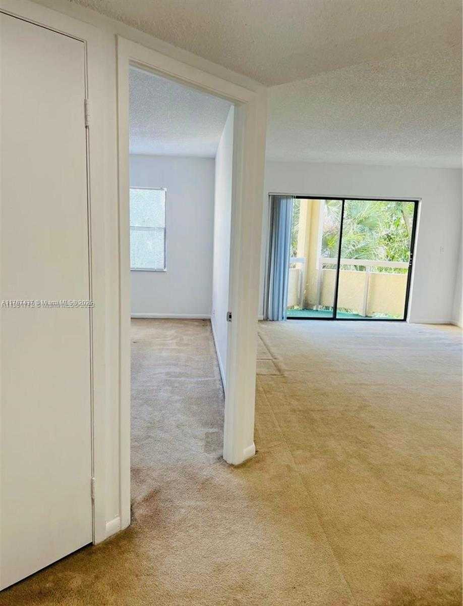 Small Image of 8290 LAKE DR #310, Doral Number 4