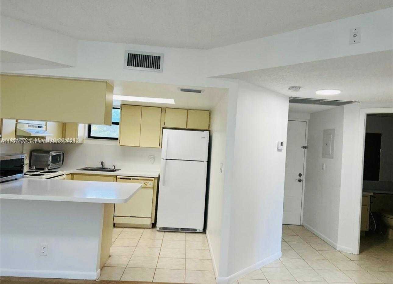 Small Image of 8290 LAKE DR #310, Doral Number 5