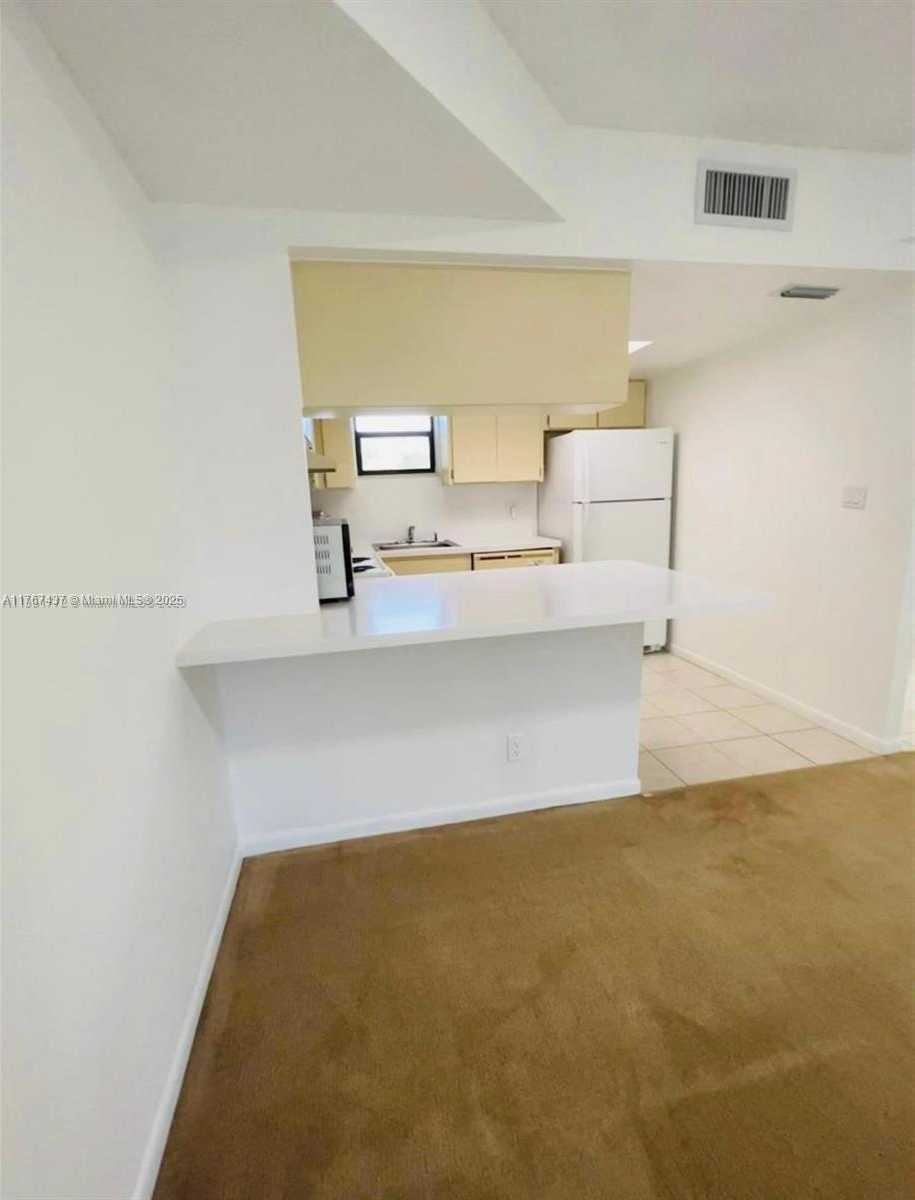 Small Image of 8290 LAKE DR #310, Doral Number 6