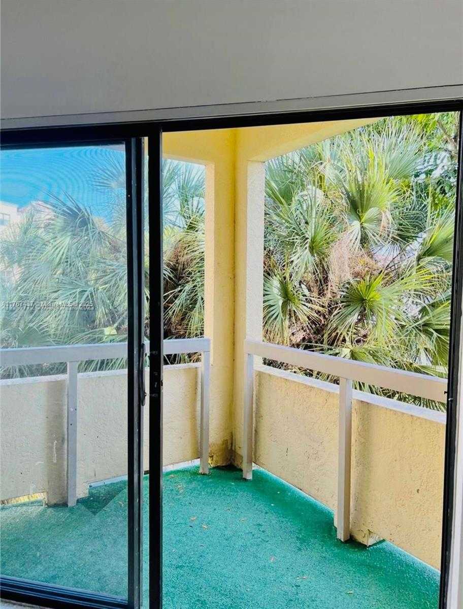 Small Image of 8290 LAKE DR #310, Doral Number 7