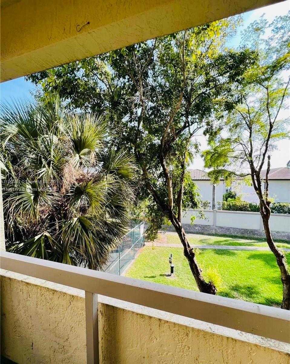 Small Image of 8290 LAKE DR #310, Doral Number 8
