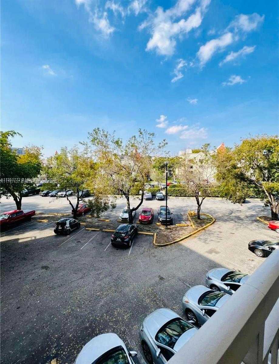 Small Image of 8290 LAKE DR #310, Doral Number 9