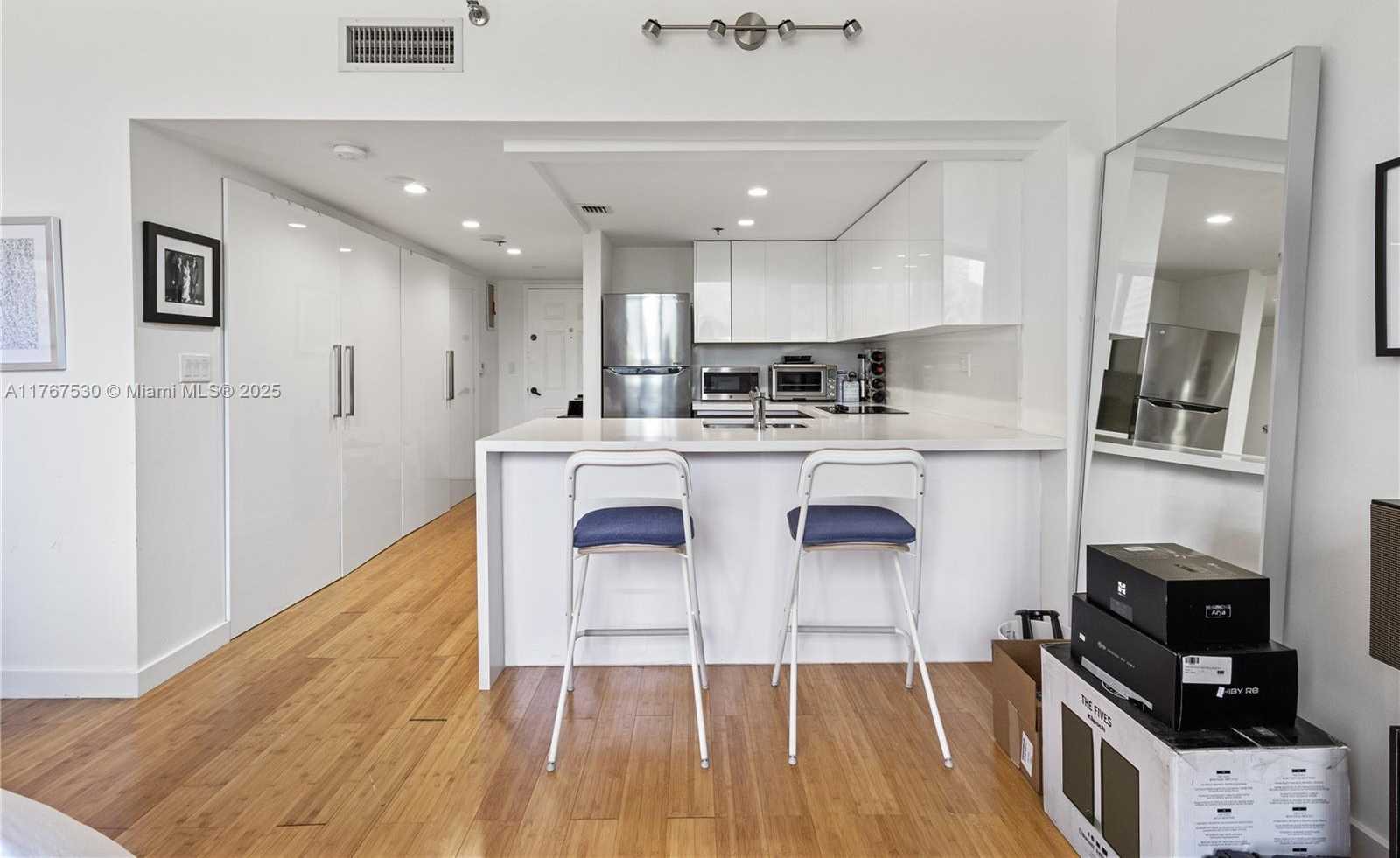 Small Image of 540 BRICKELL KEY DR #407, Miami Number 9