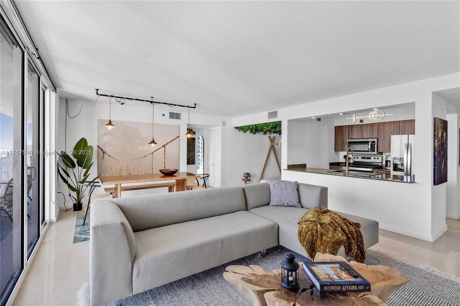 Small Image of 1200 BRICKELL BAY DR #3201, Miami Number 20