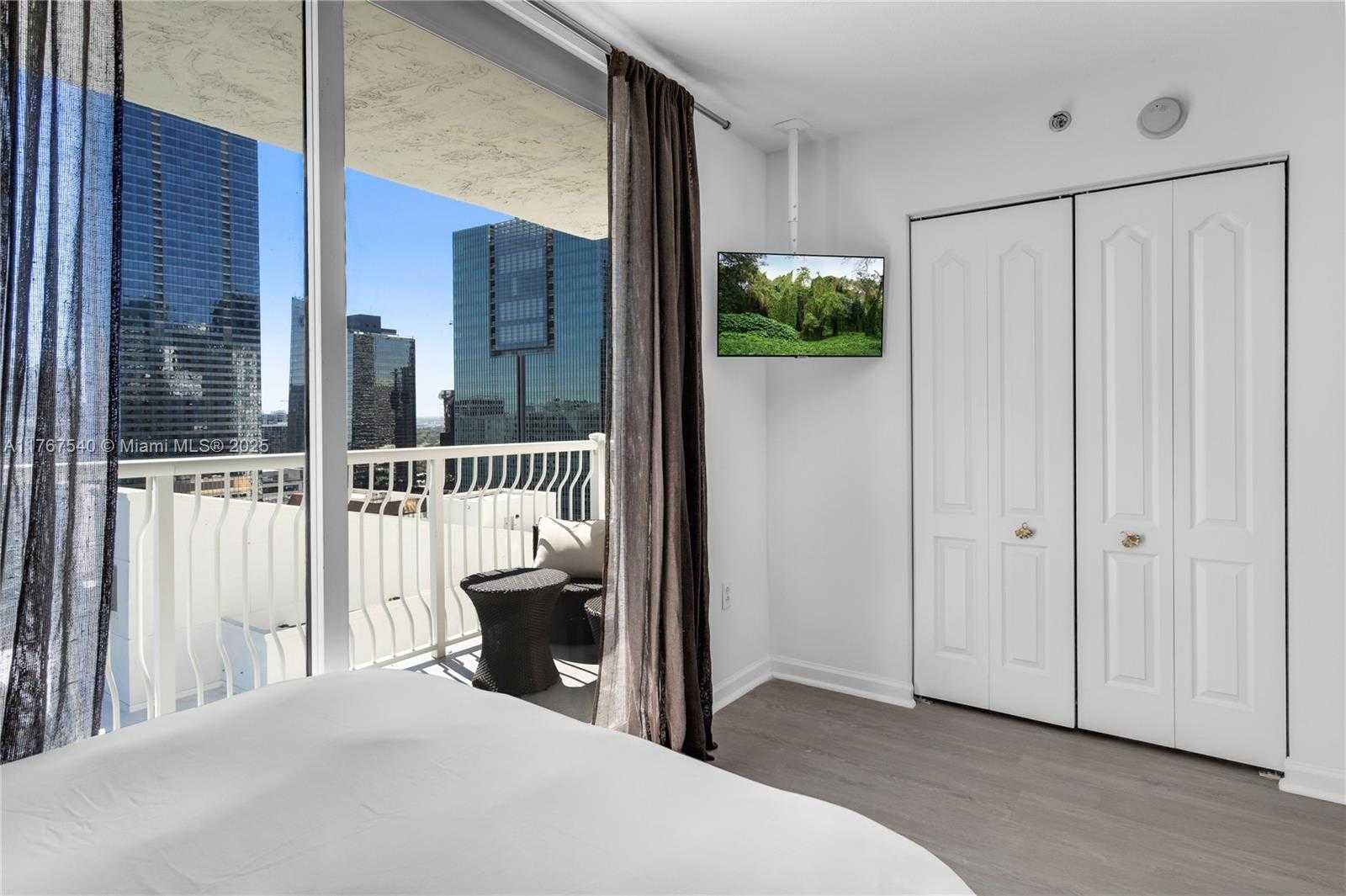 Small Image of 1200 BRICKELL BAY DR #3201, Miami Number 43
