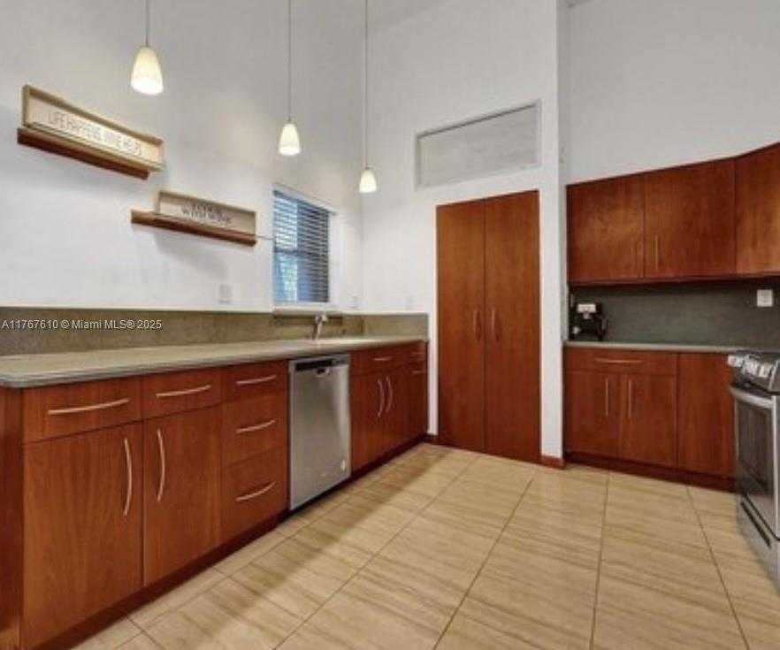 Small Image of 531 LESLIE DR, Hallandale Beach Number 14