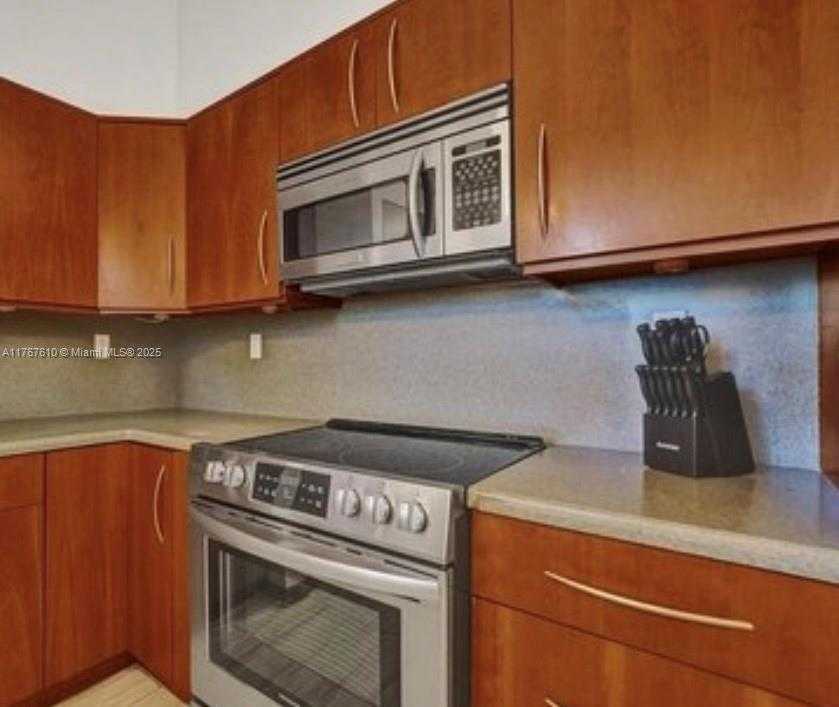 Small Image of 531 LESLIE DR, Hallandale Beach Number 15