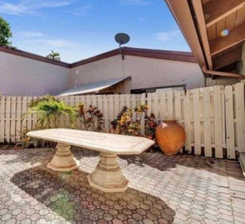 Small Image of 531 LESLIE DR, Hallandale Beach Number 18