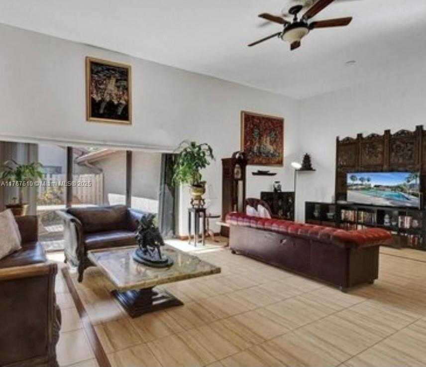 Small Image of 531 LESLIE DR, Hallandale Beach Number 4