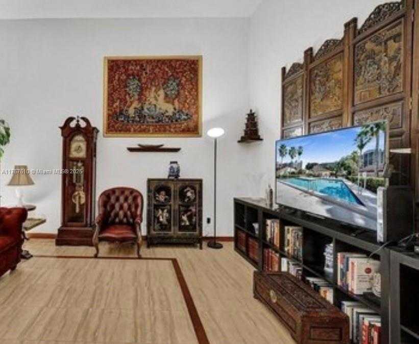Small Image of 531 LESLIE DR, Hallandale Beach Number 7