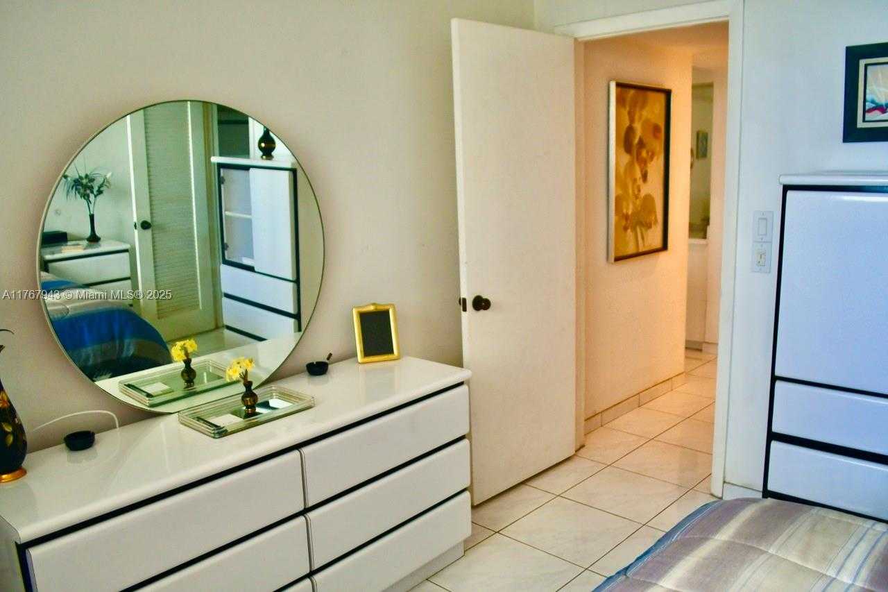 Small Image of 2910 POINT EAST DR #M414, Aventura Number 18