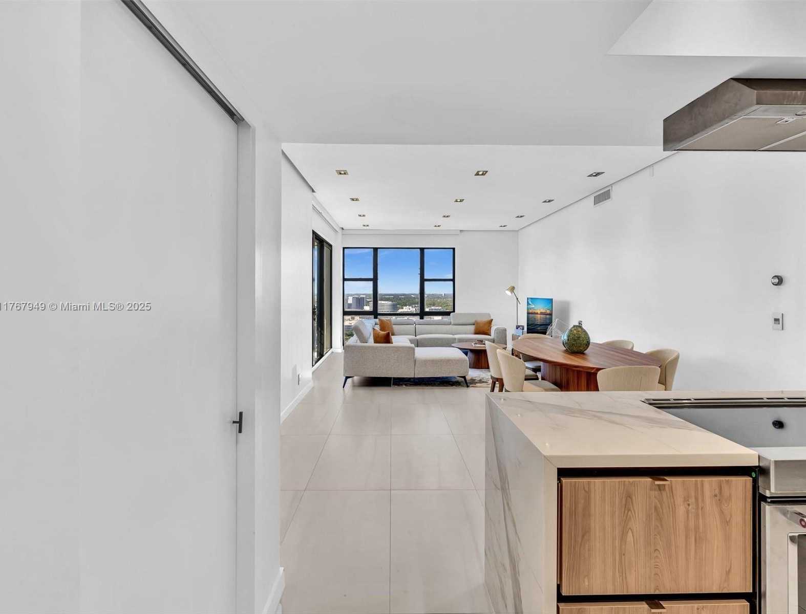 Small Image of 20301 WEST COUNTRY CLUB DR #PH29, Aventura Number 3
