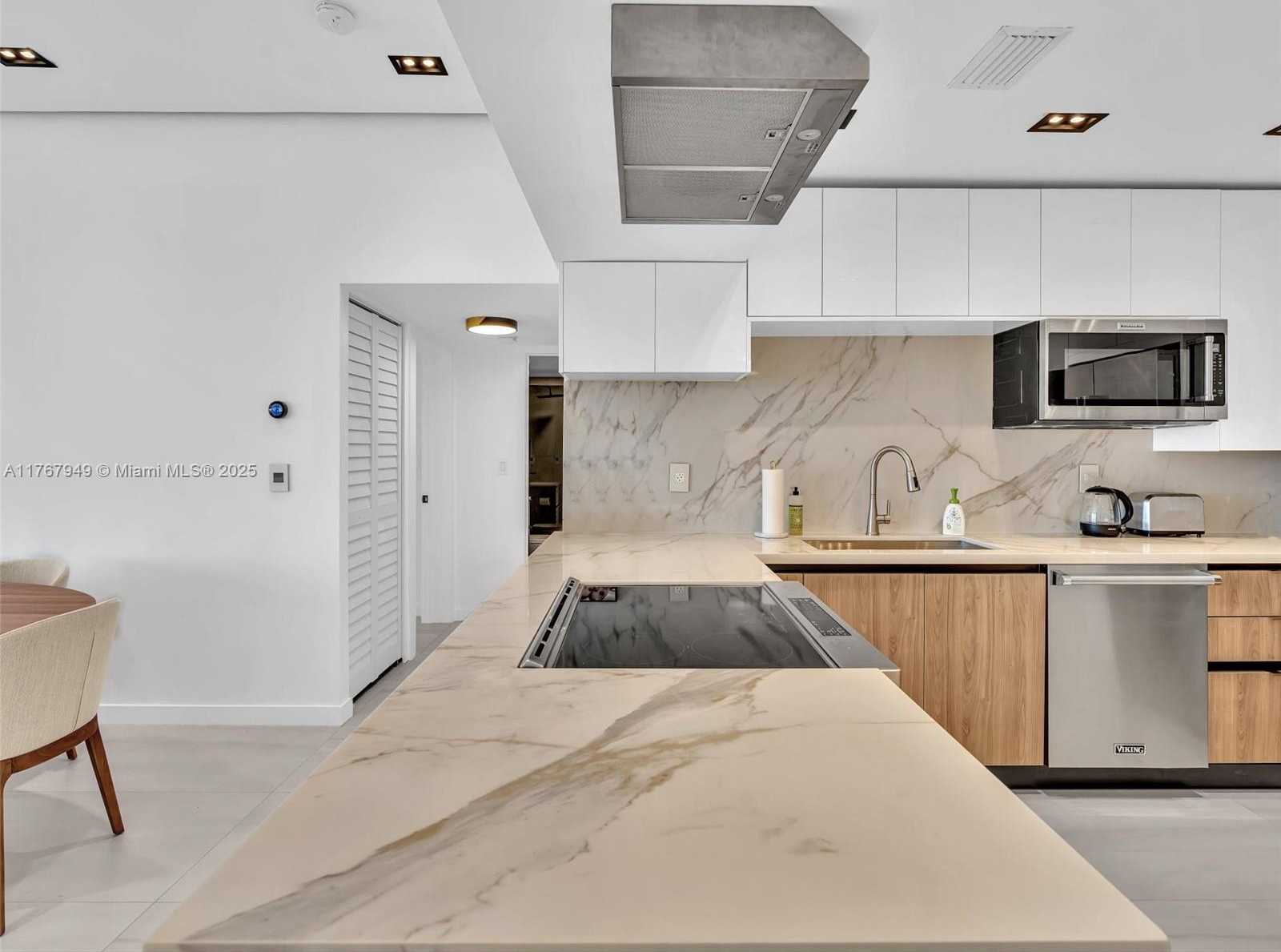 Small Image of 20301 WEST COUNTRY CLUB DR #PH29, Aventura Number 4