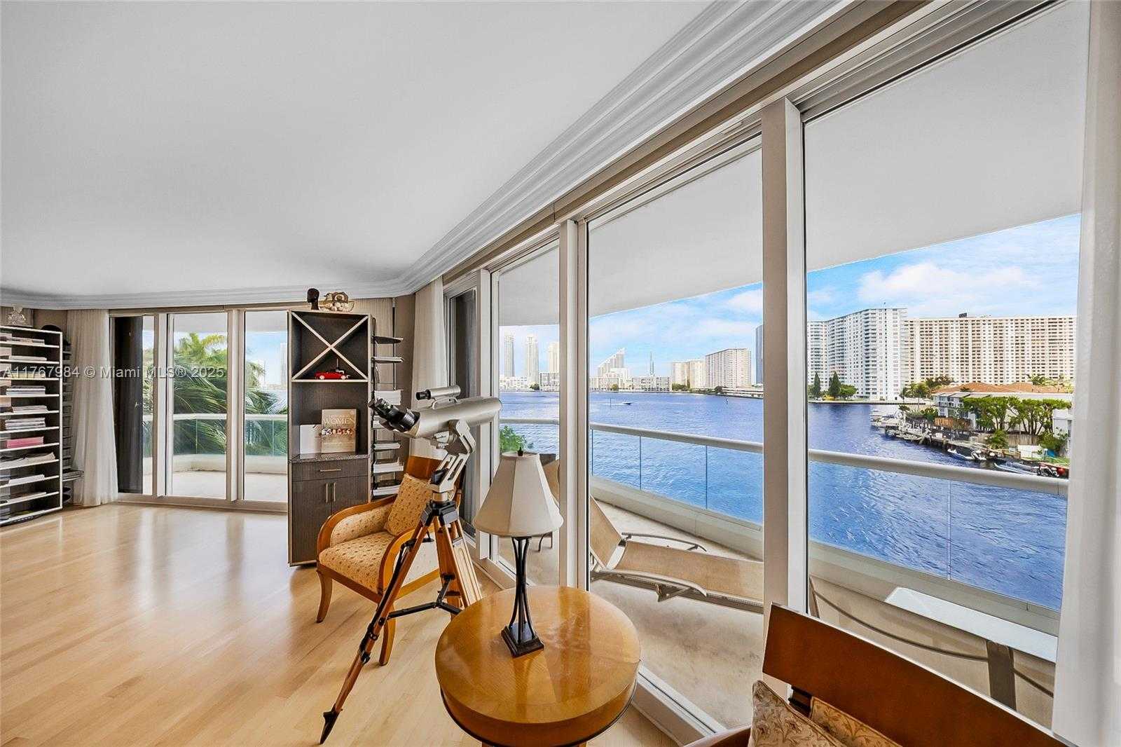 Small Image of 2600 ISLAND BLVD #301, Aventura Number 8