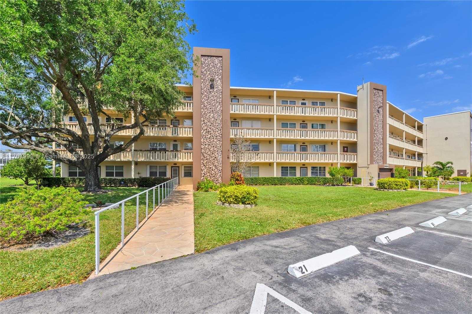 Small Image of 4032 FARNHAM O #4032, Deerfield Beach Number 30