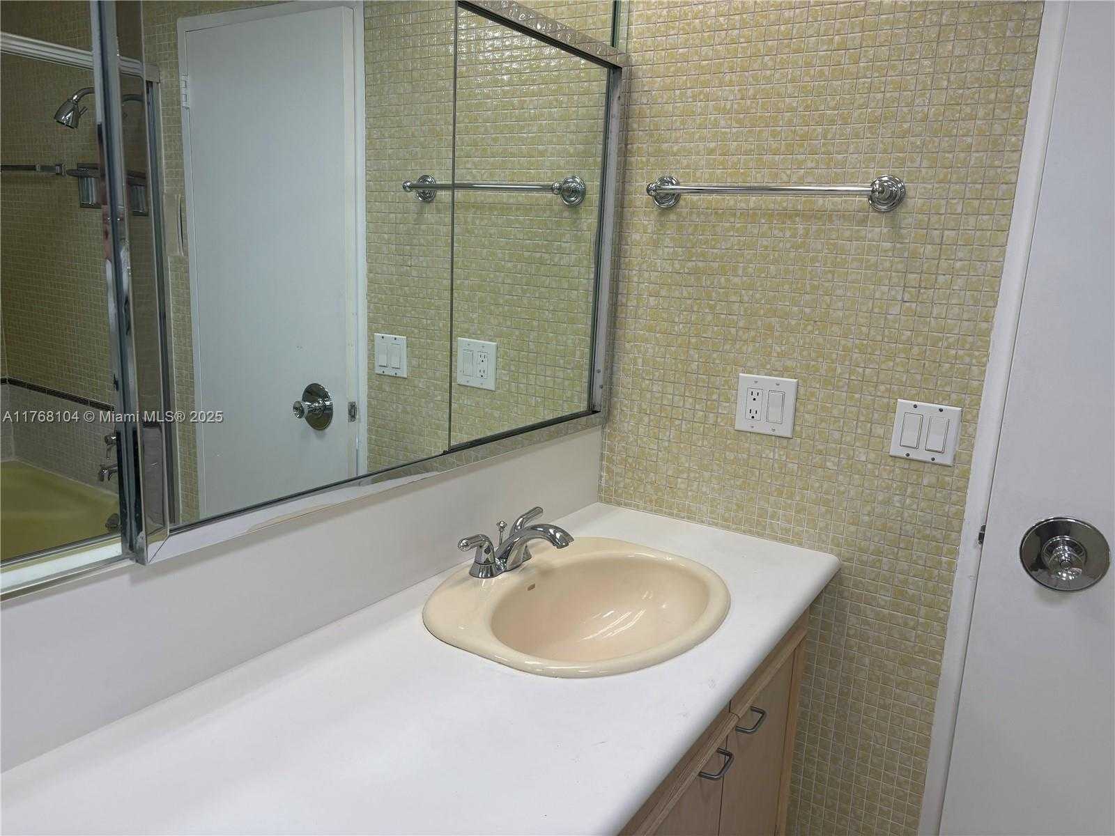 Small Image of 5255 COLLINS AVE #6J, Miami Beach Number 14