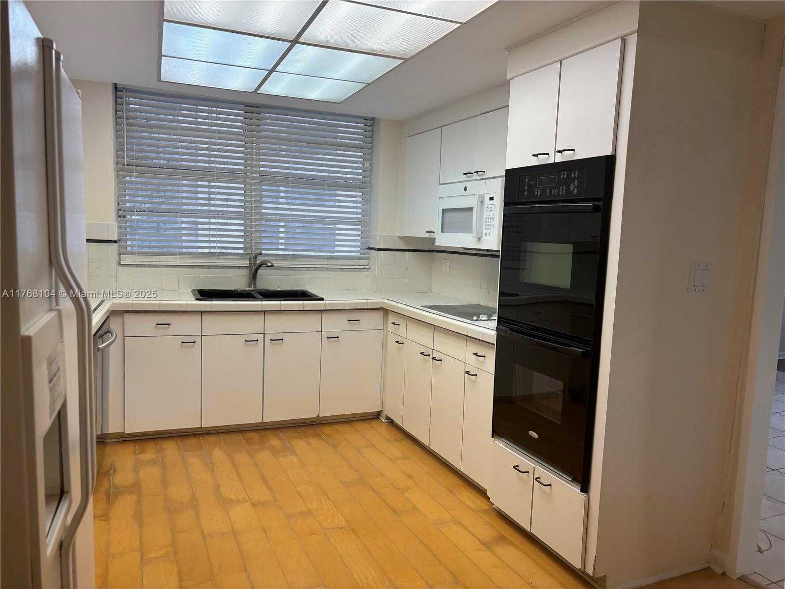 Small Image of 5255 COLLINS AVE #6J, Miami Beach Number 3