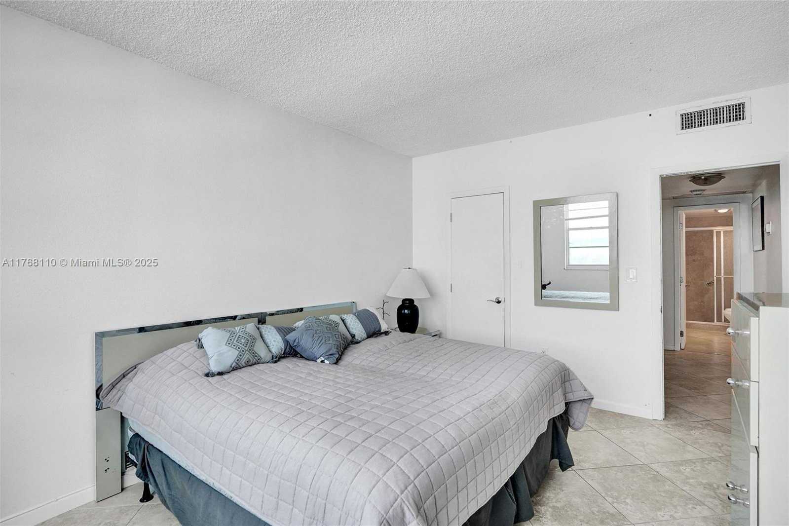 Small Image of 500 BAYVIEW DR #931, Sunny Isles Beach Number 18
