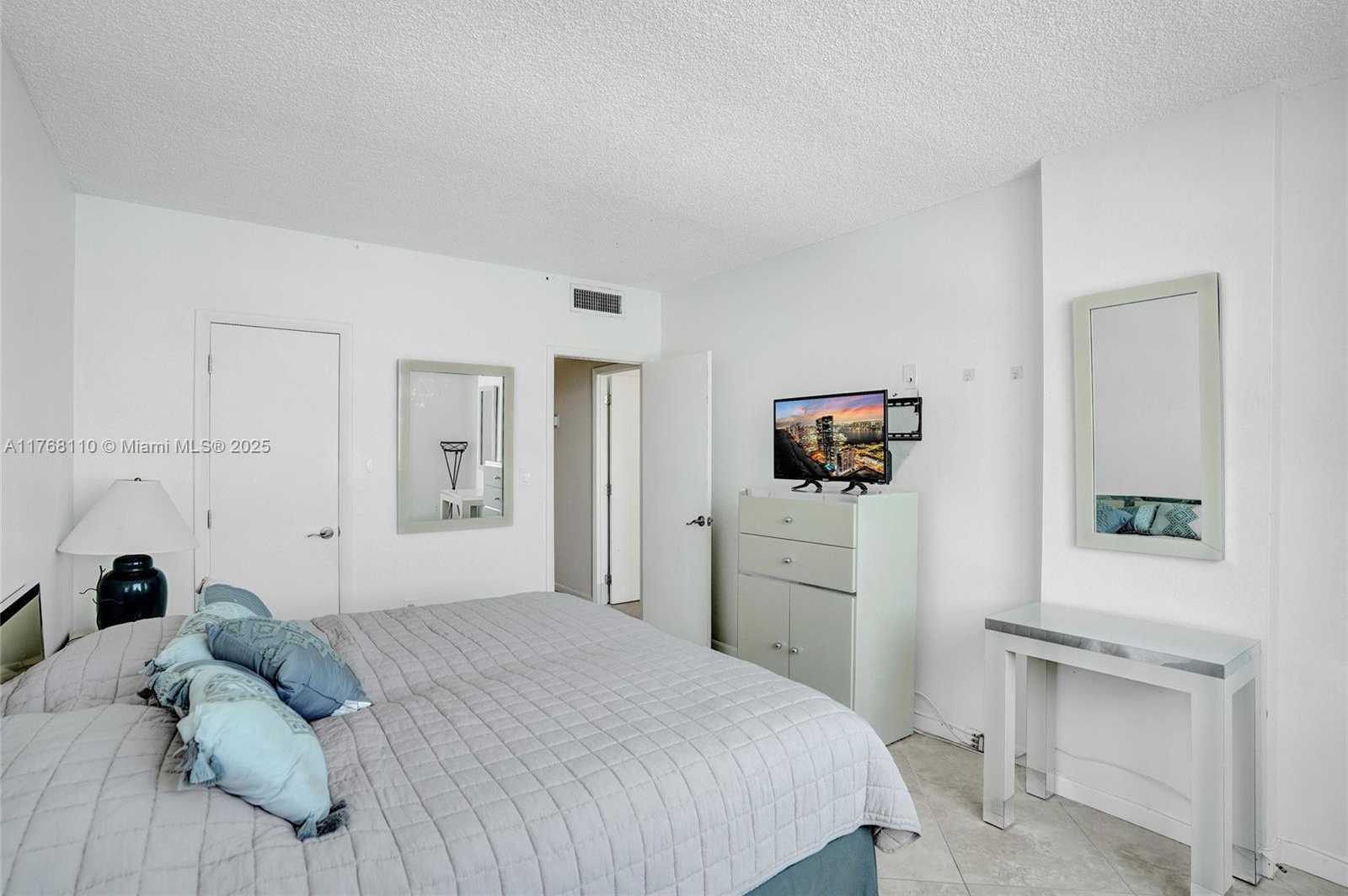 Small Image of 500 BAYVIEW DR #931, Sunny Isles Beach Number 19