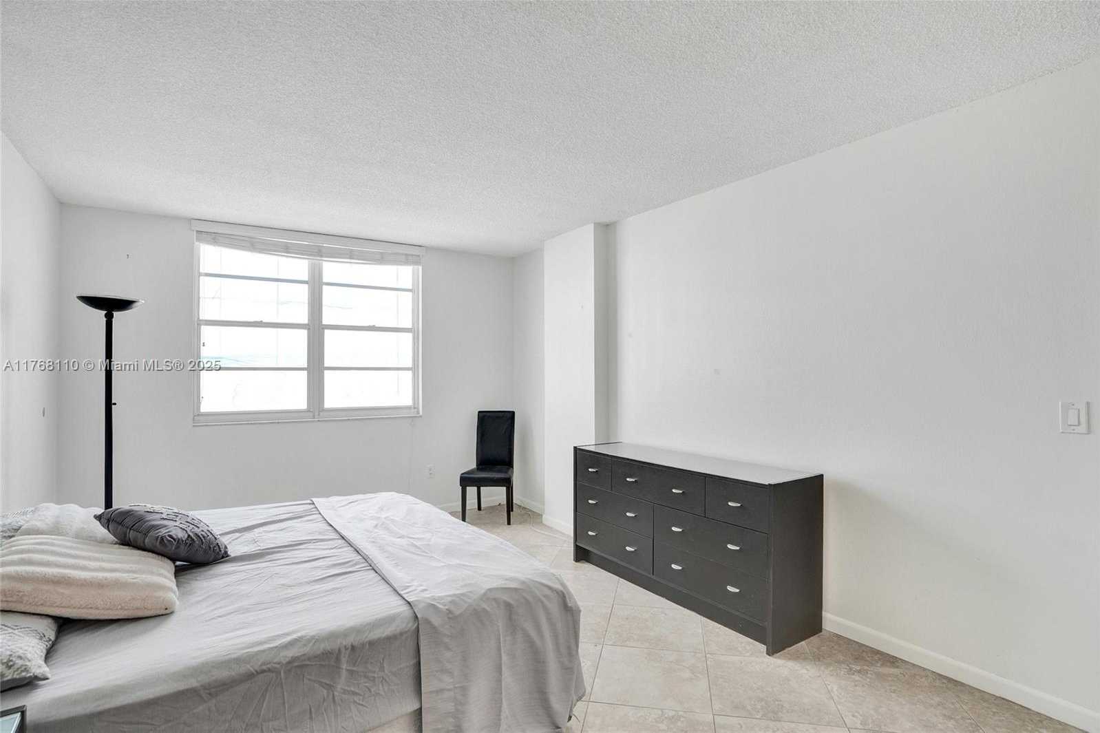 Small Image of 500 BAYVIEW DR #931, Sunny Isles Beach Number 23