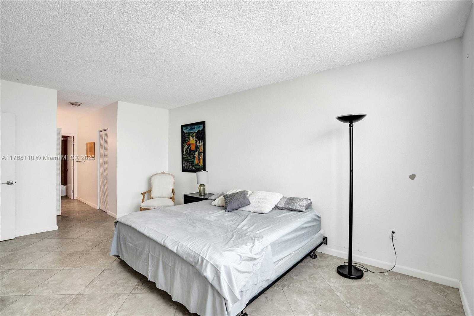 Small Image of 500 BAYVIEW DR #931, Sunny Isles Beach Number 24