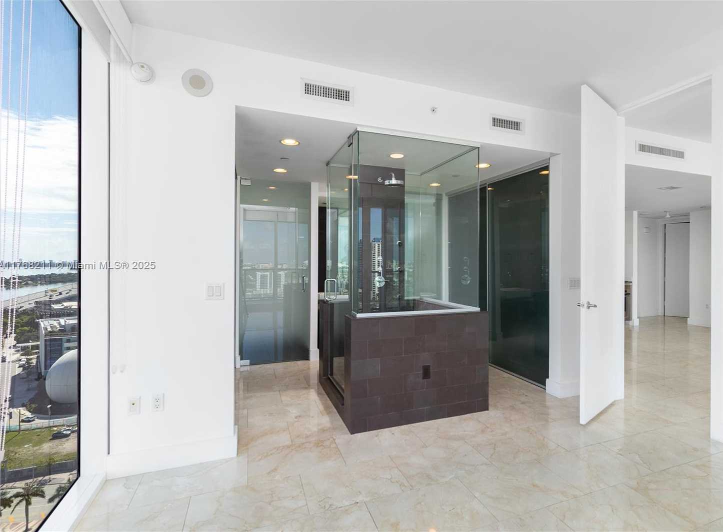 Small Image of 1040 BISCAYNE BLVD #1806, Miami Number 16