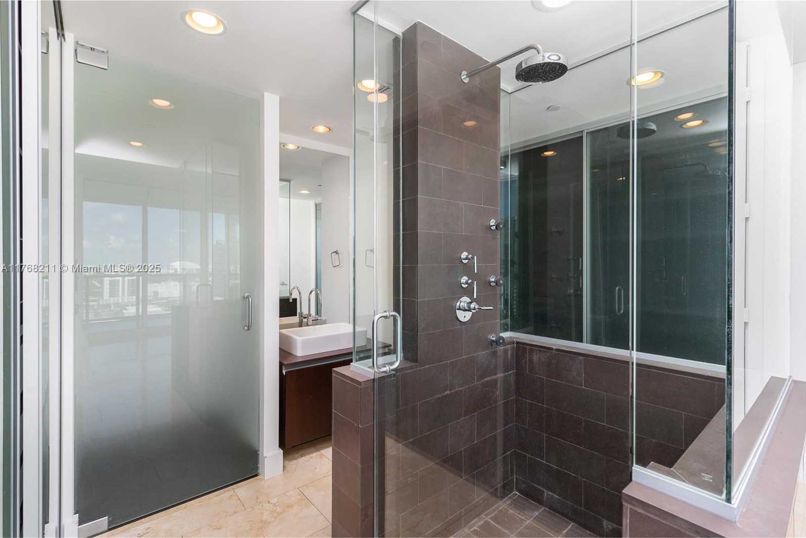 Small Image of 1040 BISCAYNE BLVD #1806, Miami Number 17
