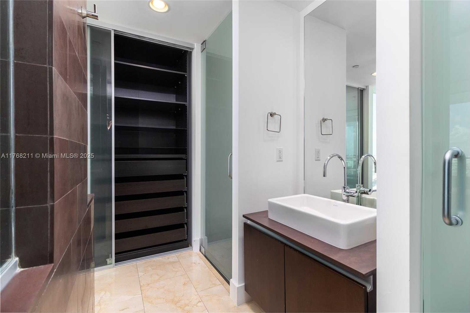 Small Image of 1040 BISCAYNE BLVD #1806, Miami Number 18