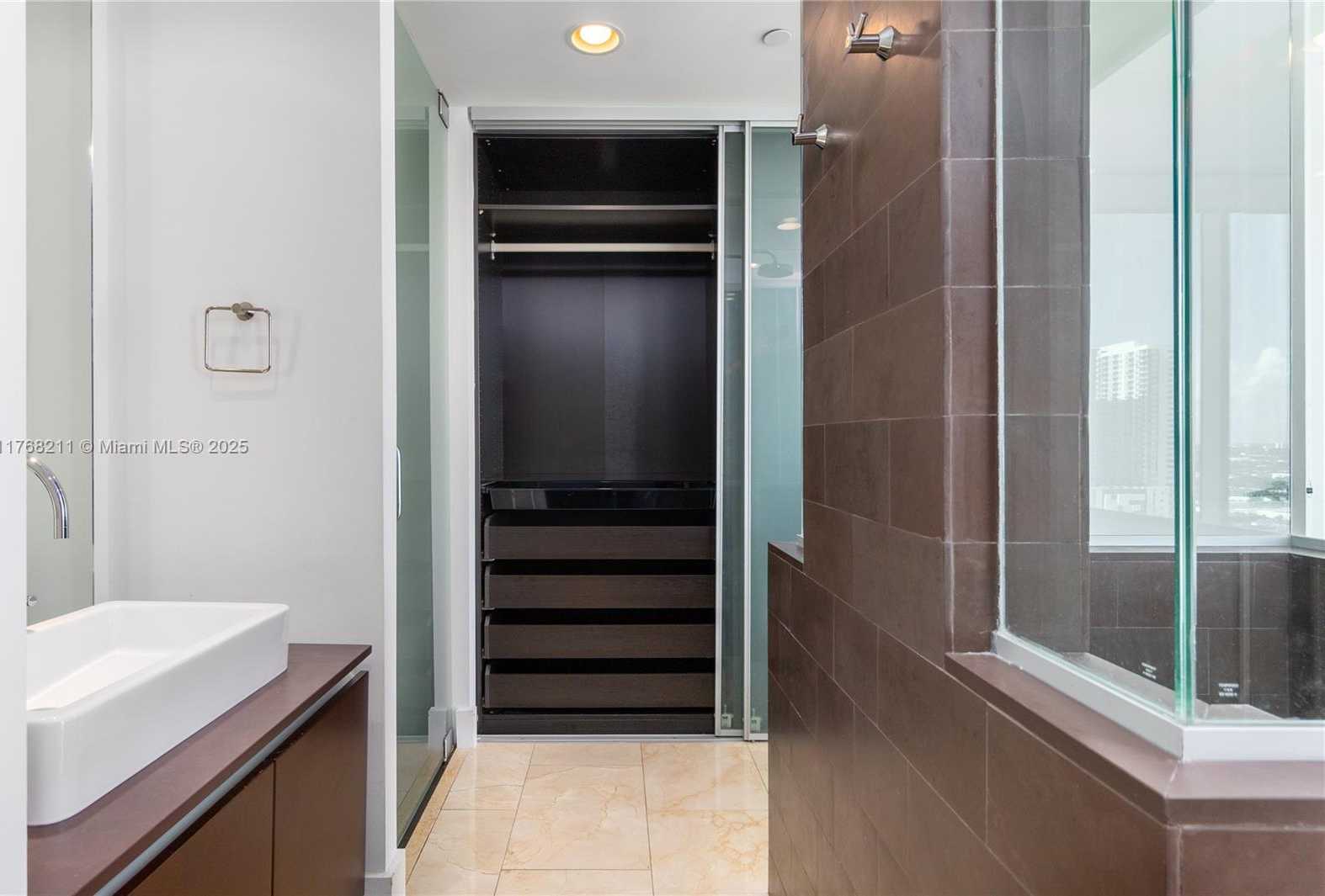 Small Image of 1040 BISCAYNE BLVD #1806, Miami Number 19