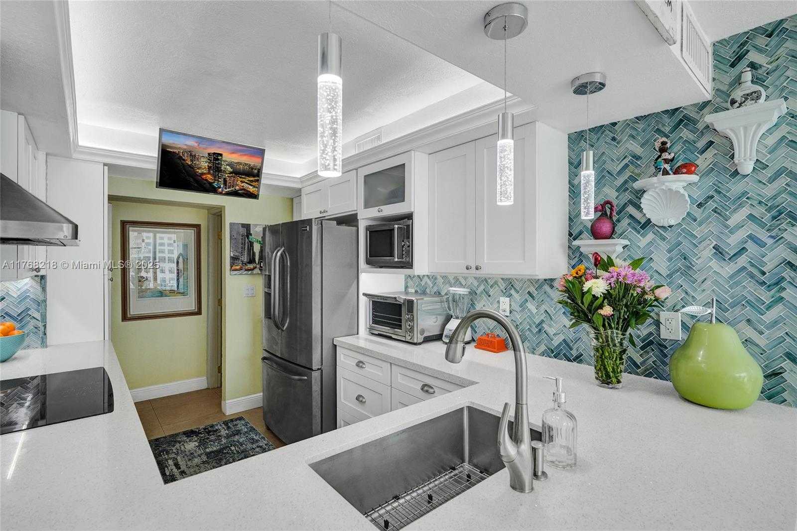 Small Image of 2655 COLLINS AVE #904, Miami Beach Number 14
