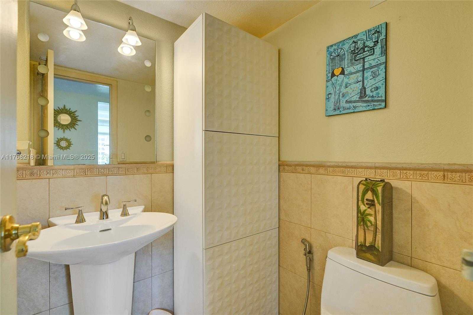 Small Image of 2655 COLLINS AVE #904, Miami Beach Number 25