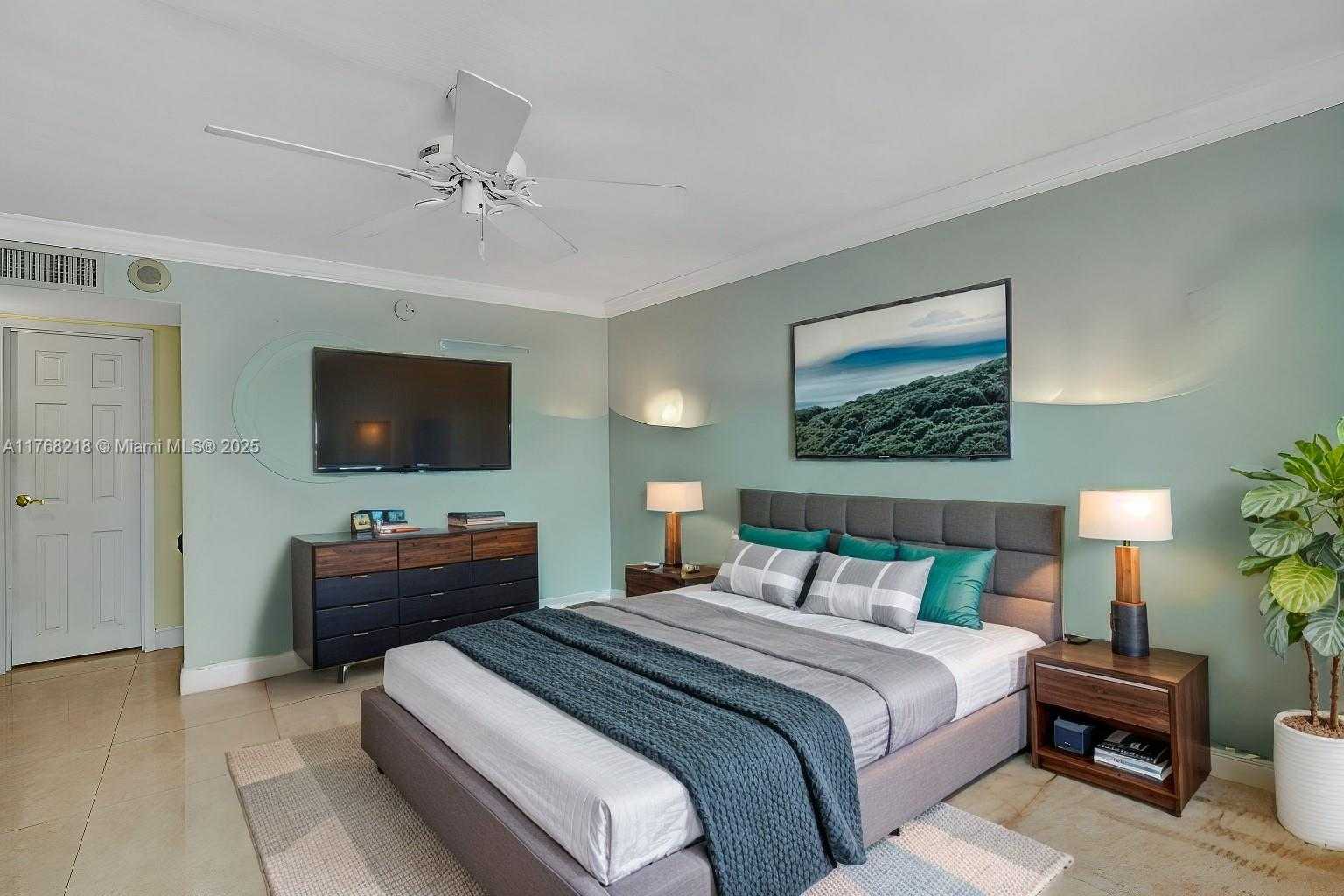 Small Image of 2655 COLLINS AVE #904, Miami Beach Number 9
