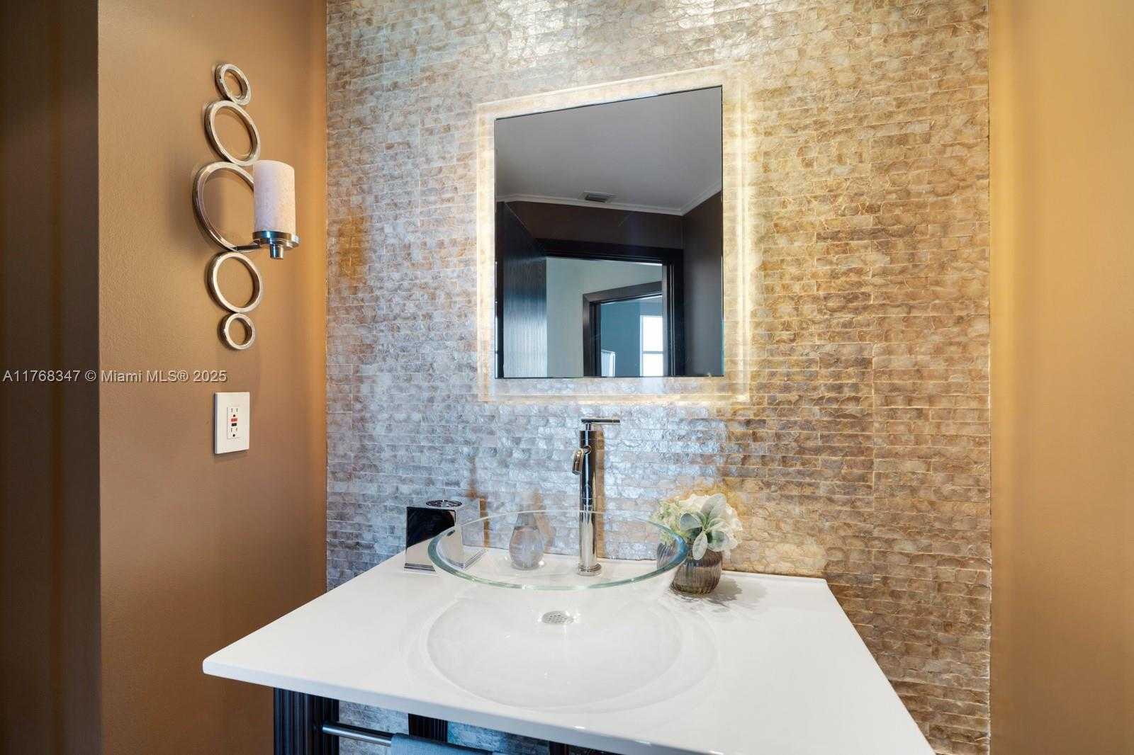 Small Image of 300 SOUTH POINTE DR #1902, Miami Beach Number 21