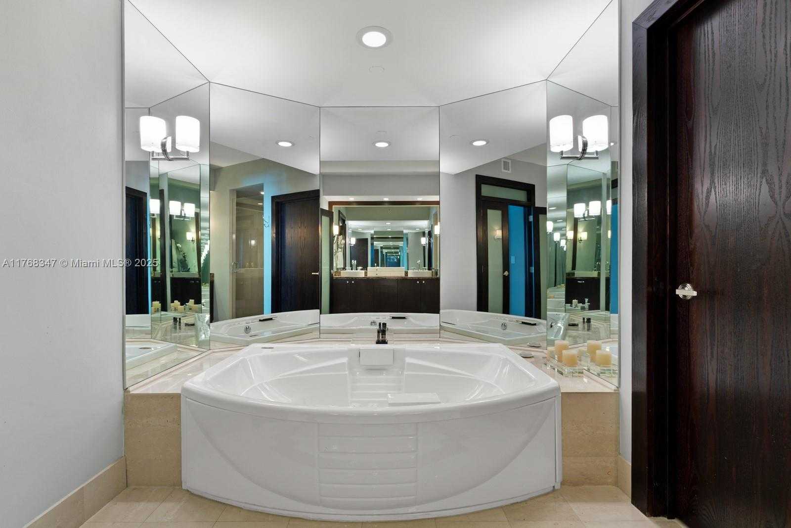 Small Image of 300 SOUTH POINTE DR #1902, Miami Beach Number 22