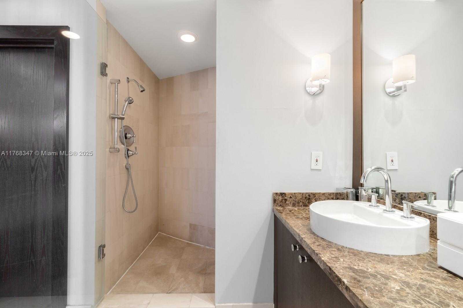Small Image of 300 SOUTH POINTE DR #1902, Miami Beach Number 24