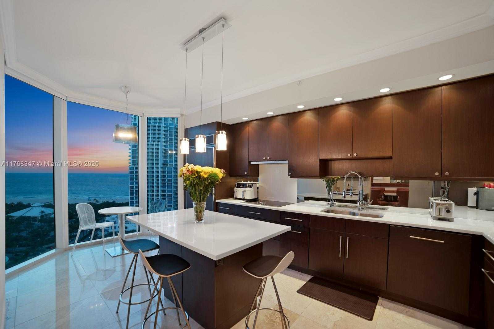 Small Image of 300 SOUTH POINTE DR #1902, Miami Beach Number 6