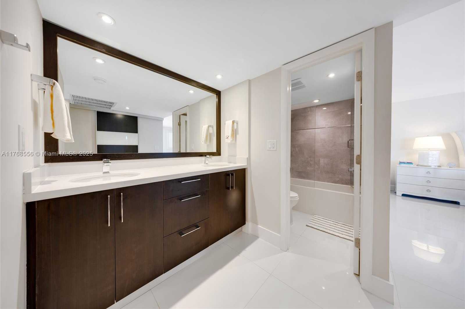 Small Image of 100 BAYVIEW DR #1905, Sunny Isles Beach Number 23